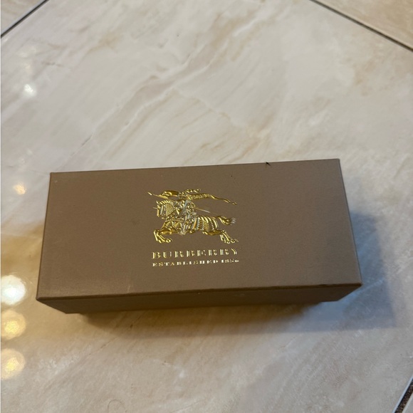 Authentic Burberry sunglasses - Picture 2 of 7